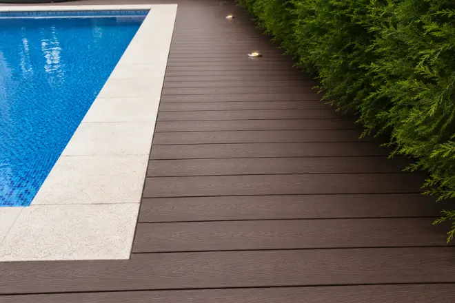 Deck exterior antideslizante en tonos madera junto a piscina