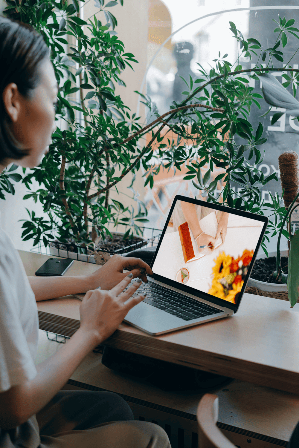 Antonia lächelnd mit Armen über dem Kopf auf Wiese