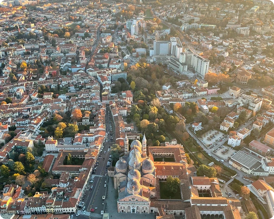 foto della città dalla mongolfiera