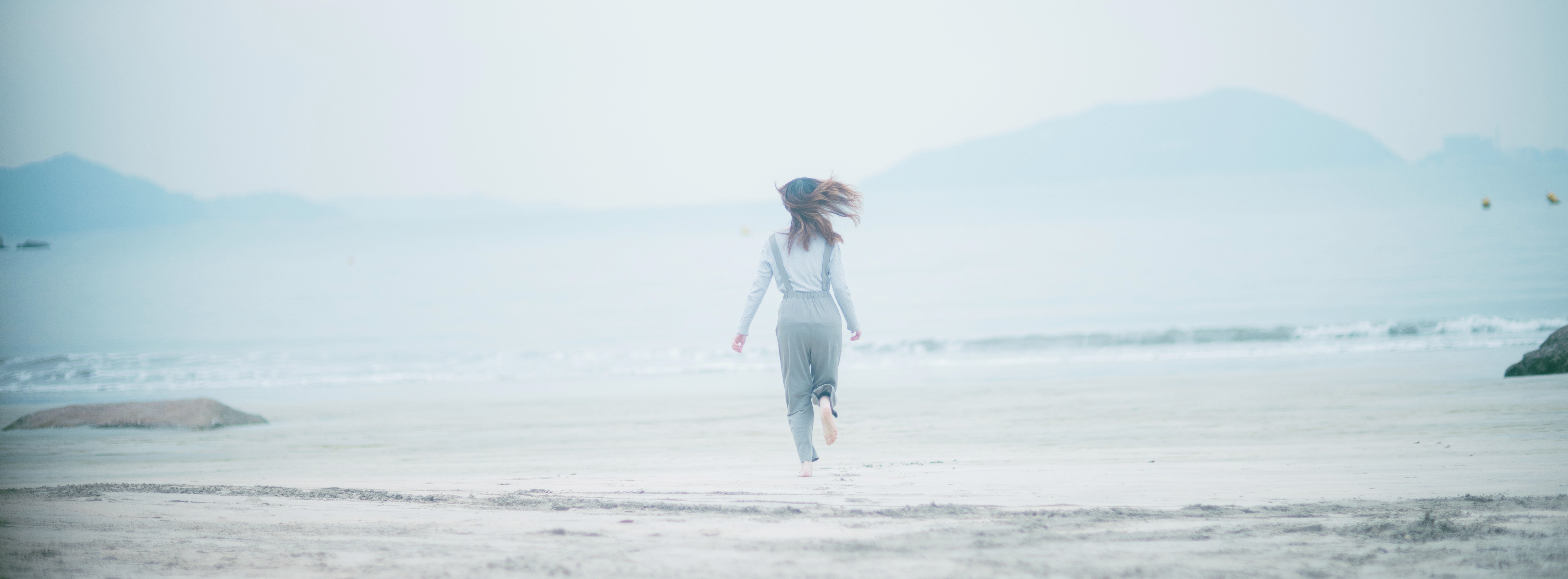 Alice in adulthood running on the beach