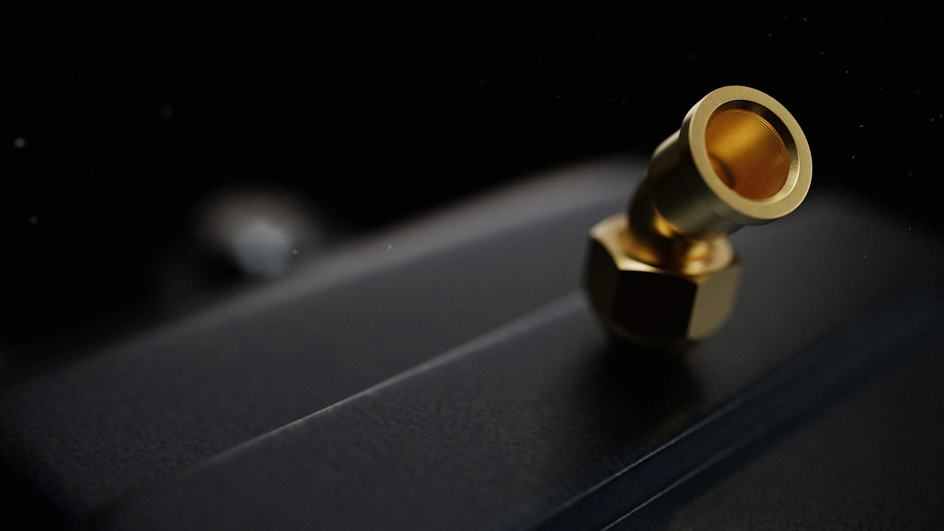 Seitenansicht zweier gestapelter Präzisionsbauteile aus Messing auf dunklem Hintergrund mit technischer Detailtiefe