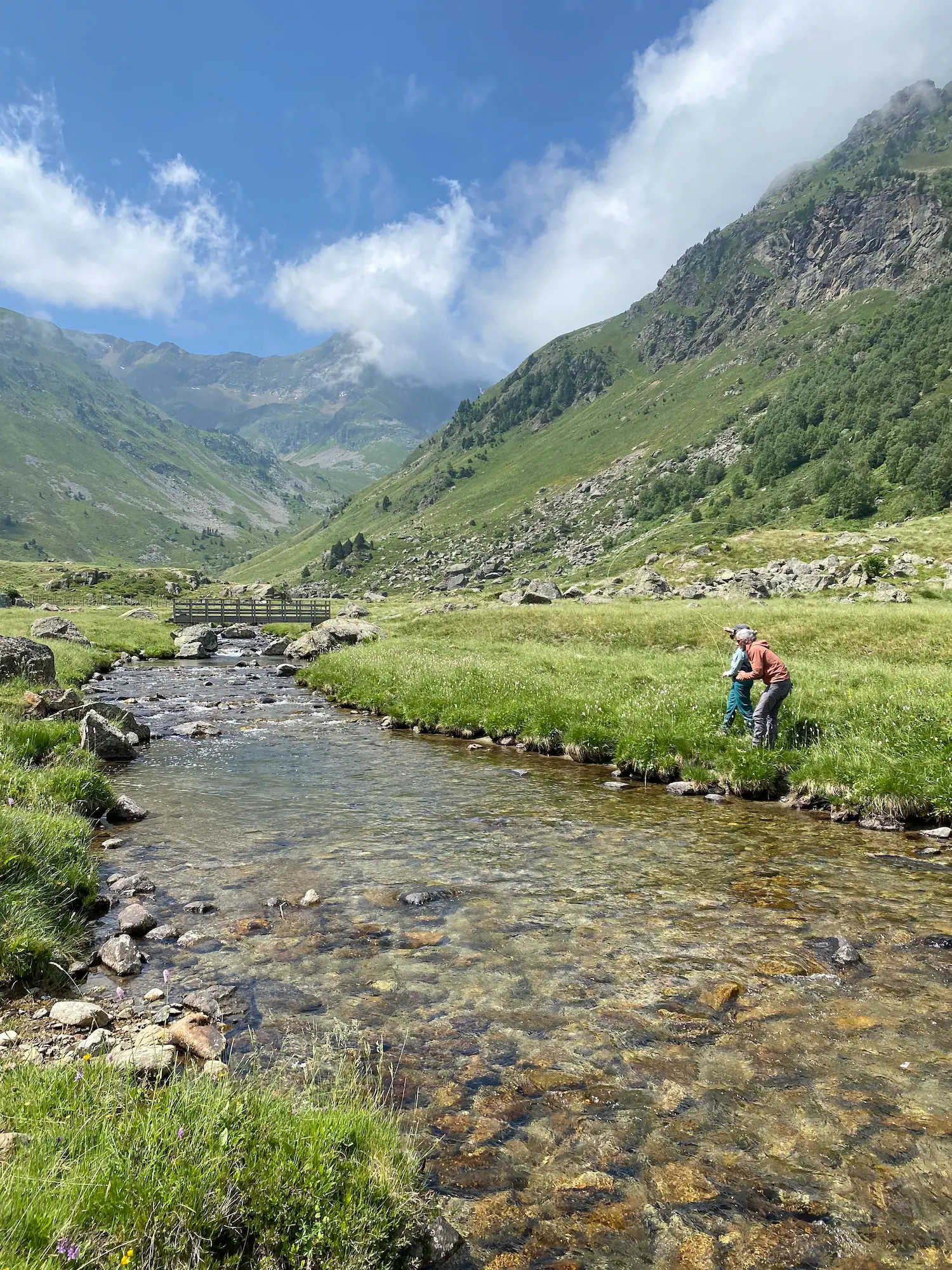 Fly fishing Pyrenees: hiking to fishing spots in the Vicdessos valley.