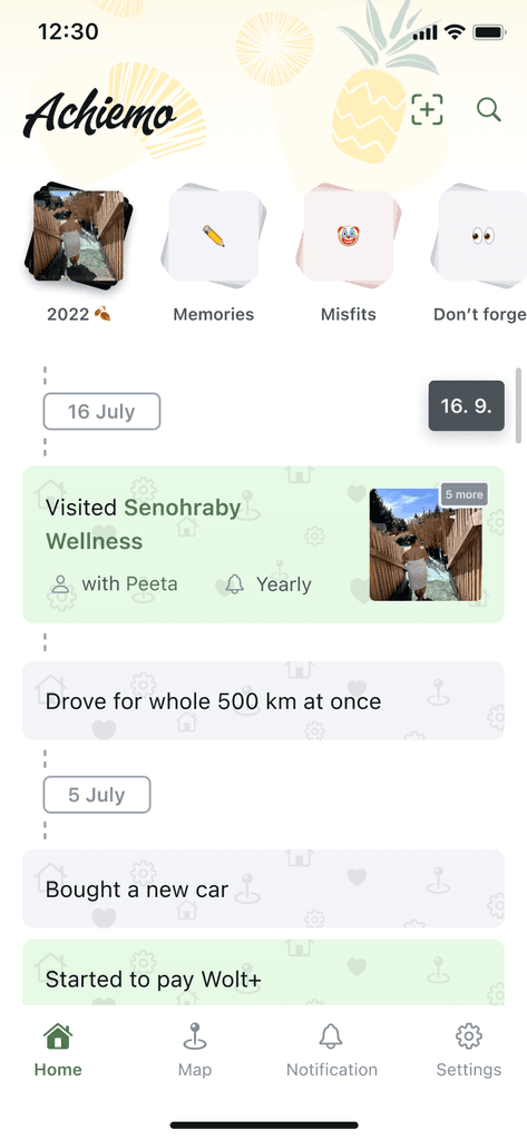 Achiemo: přehled osobních milníků v hravém pastelově-tropickém designu, kde uživatelé spravují události, fotky a kategorie na interaktivní časové ose.