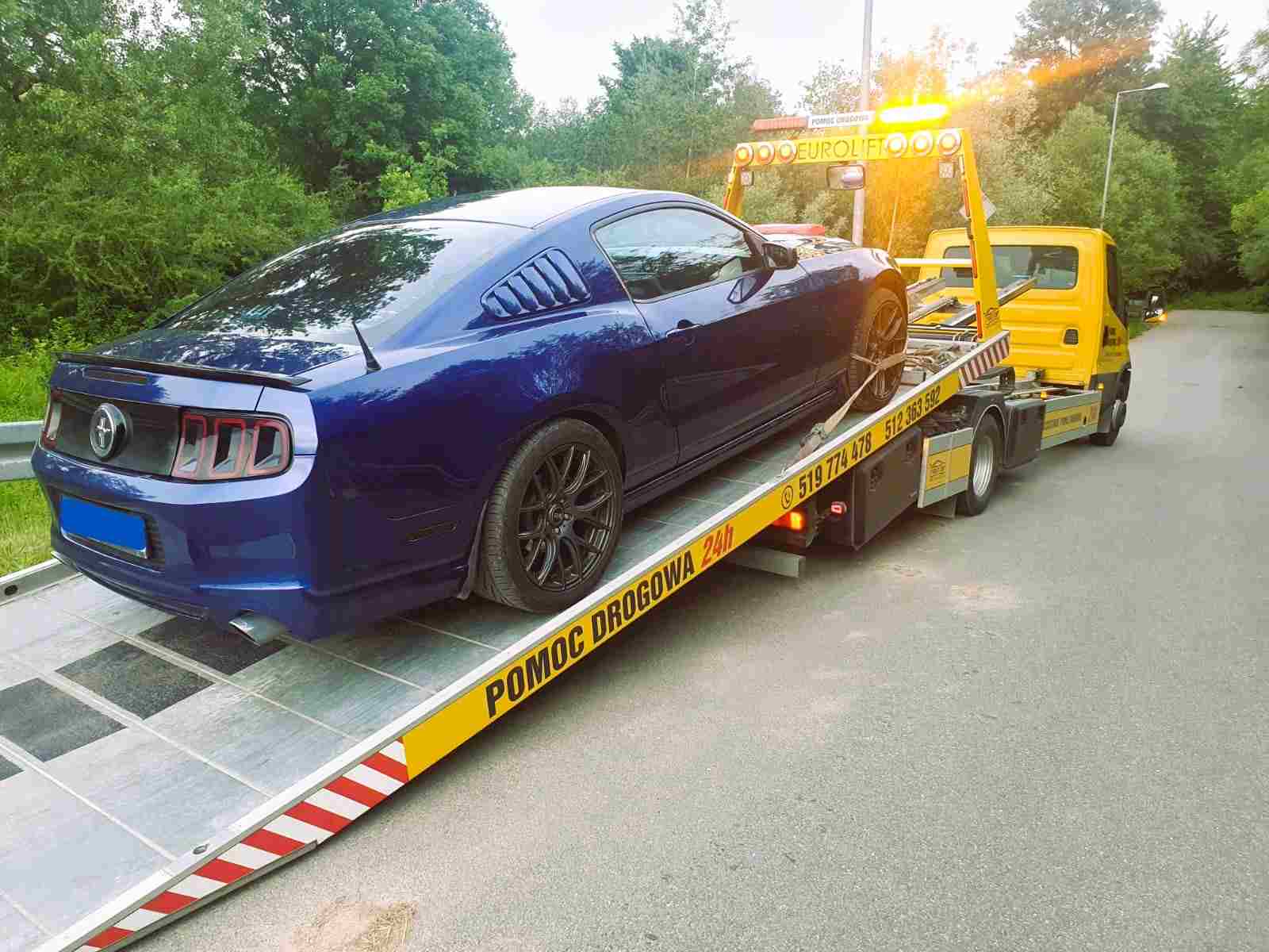 pomoc drogowa po kolizji – uszkodzony samochód na lawecie