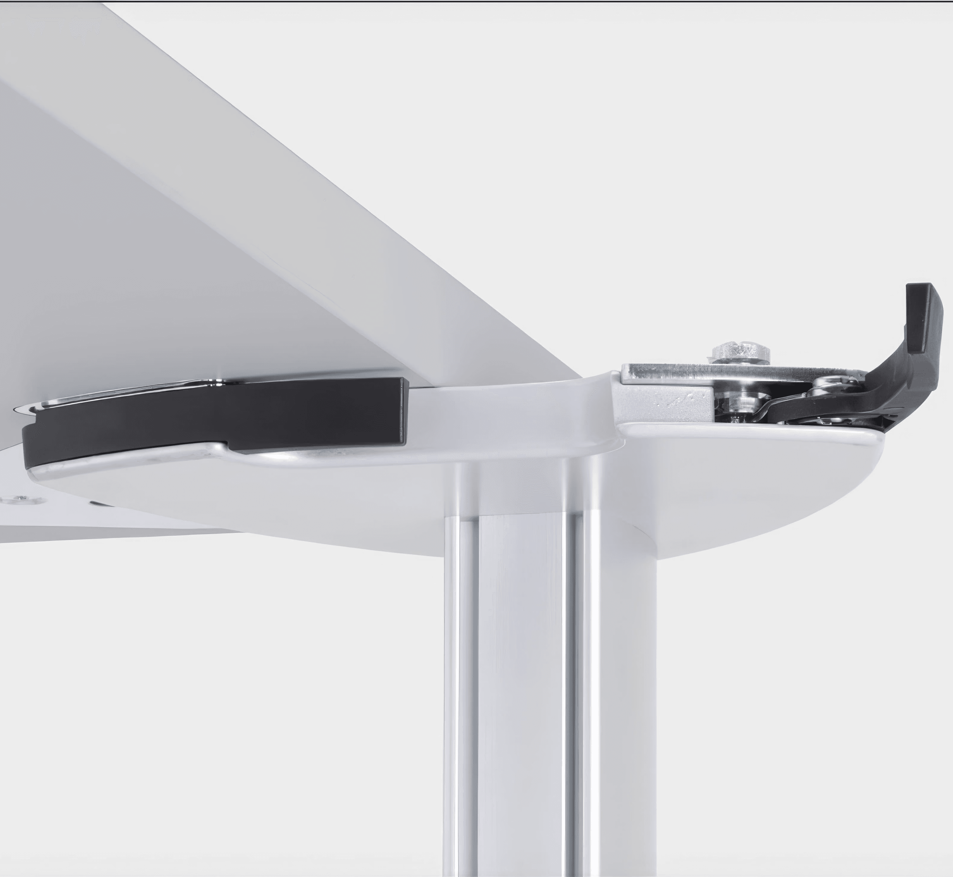 MW Interior  - Detailaufnahme eines Tischbeschlags mit Höhenverstellmechanismus aus Aluminium und Stahl unter weißer Tischplatte" Beschreibung: Präzisionsdetail eines hochwertigen Tischbeschlags mit ergonomischer Höhenverstellmechanik – steht für die handwerkliche und technische Qualität, die in jedes realisierte Möbelstück einfließt.