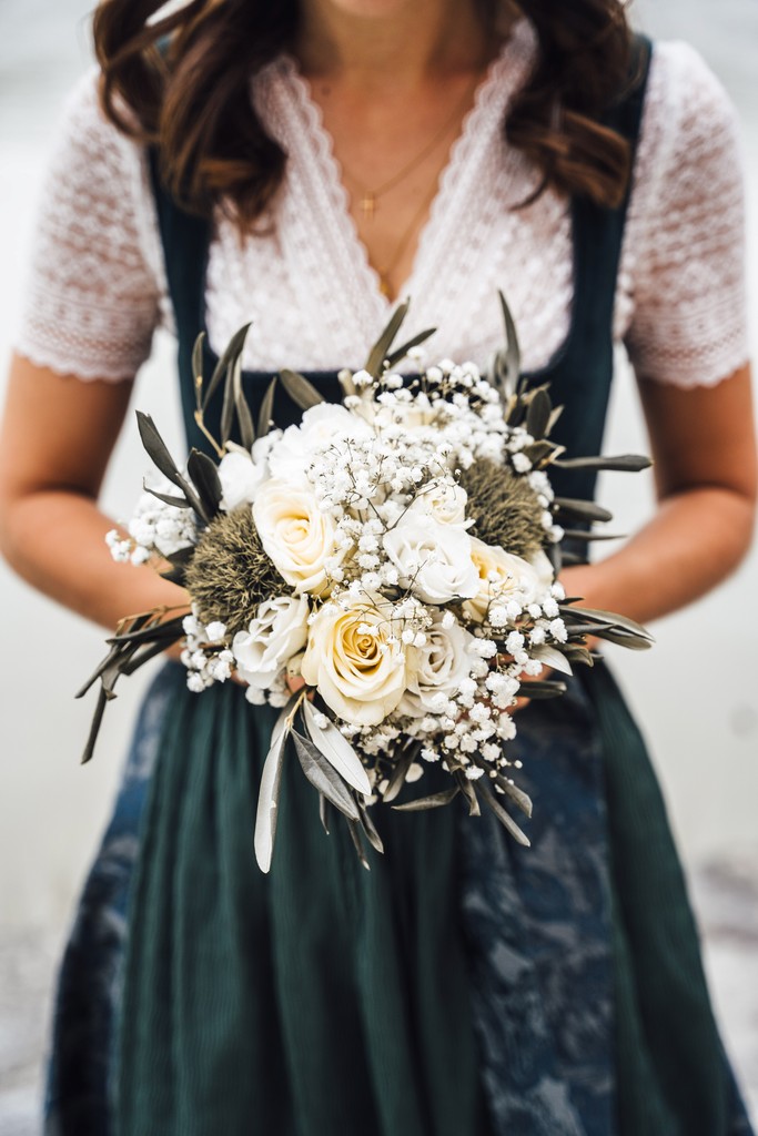 Brautstrauß in Händen einer Braut in Dirndl bei Hochzeit in Passau
