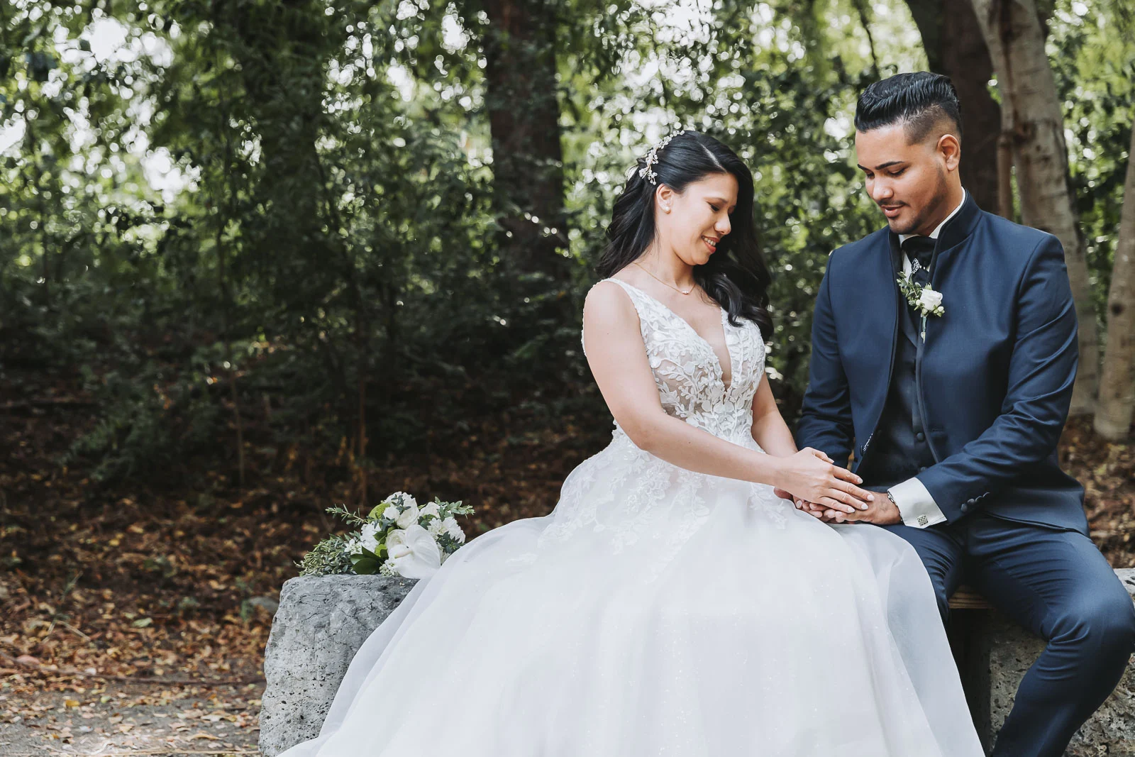 Mariés marchant main dans la main en forêt — Photographe Réunion 974