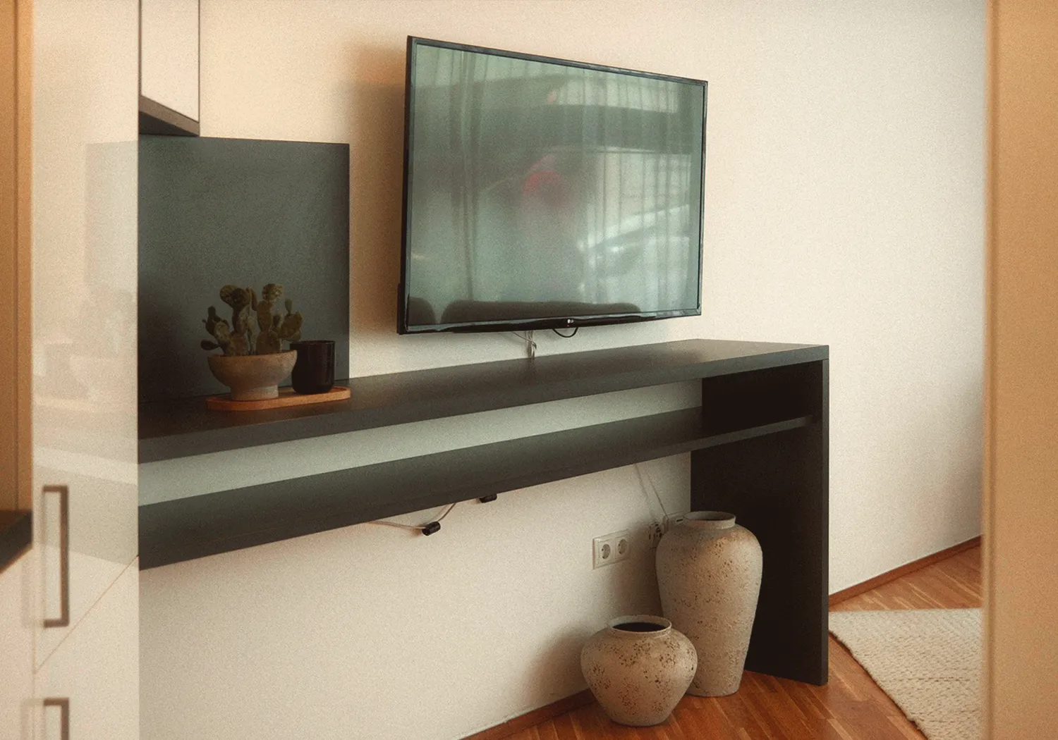 Urban N°1 • black TV console with ceramic vases