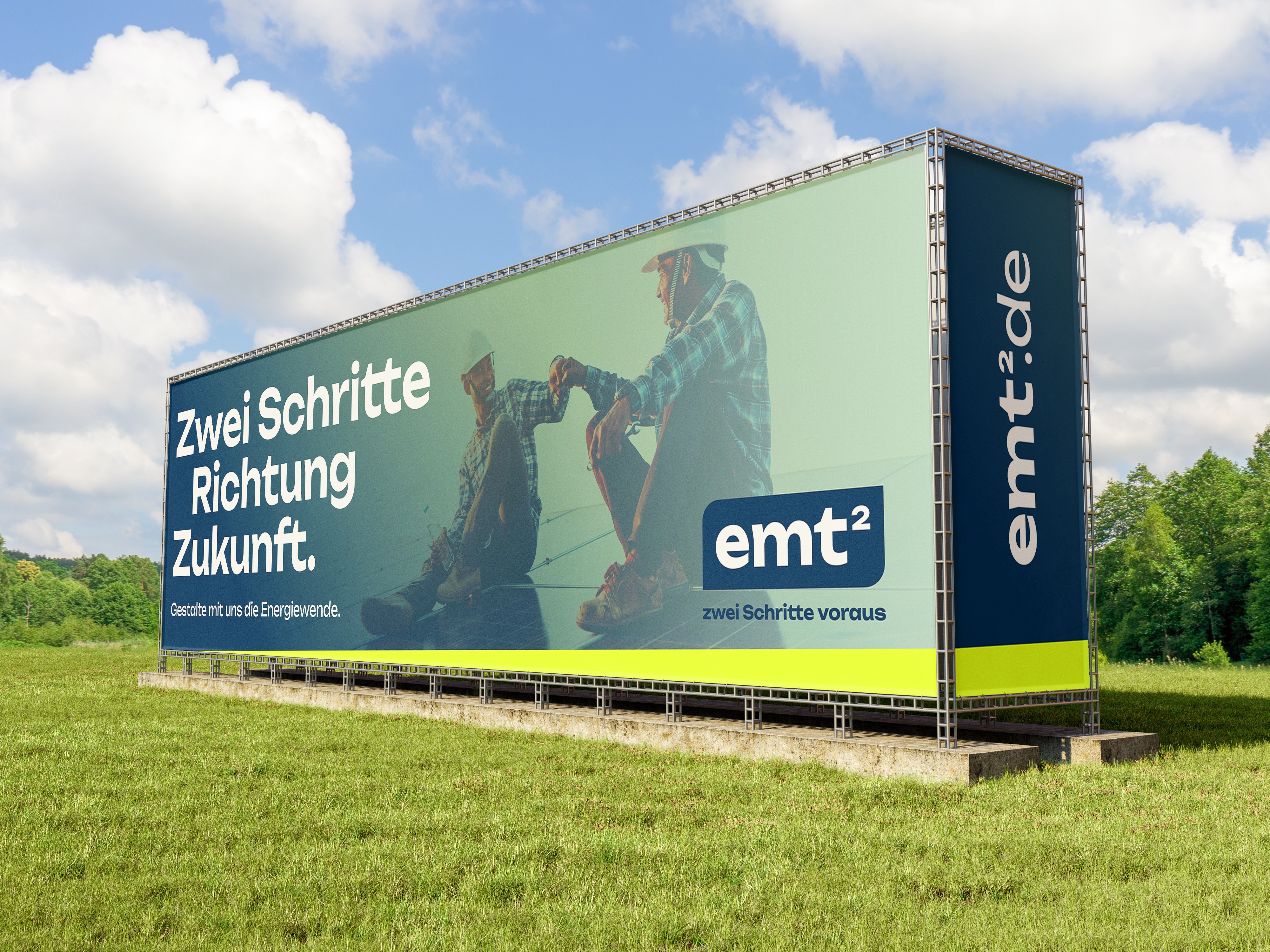 Große Werbetafel mit "Zwei Schritte Richtung Zukunft" von emt². Energie Zukunft. 