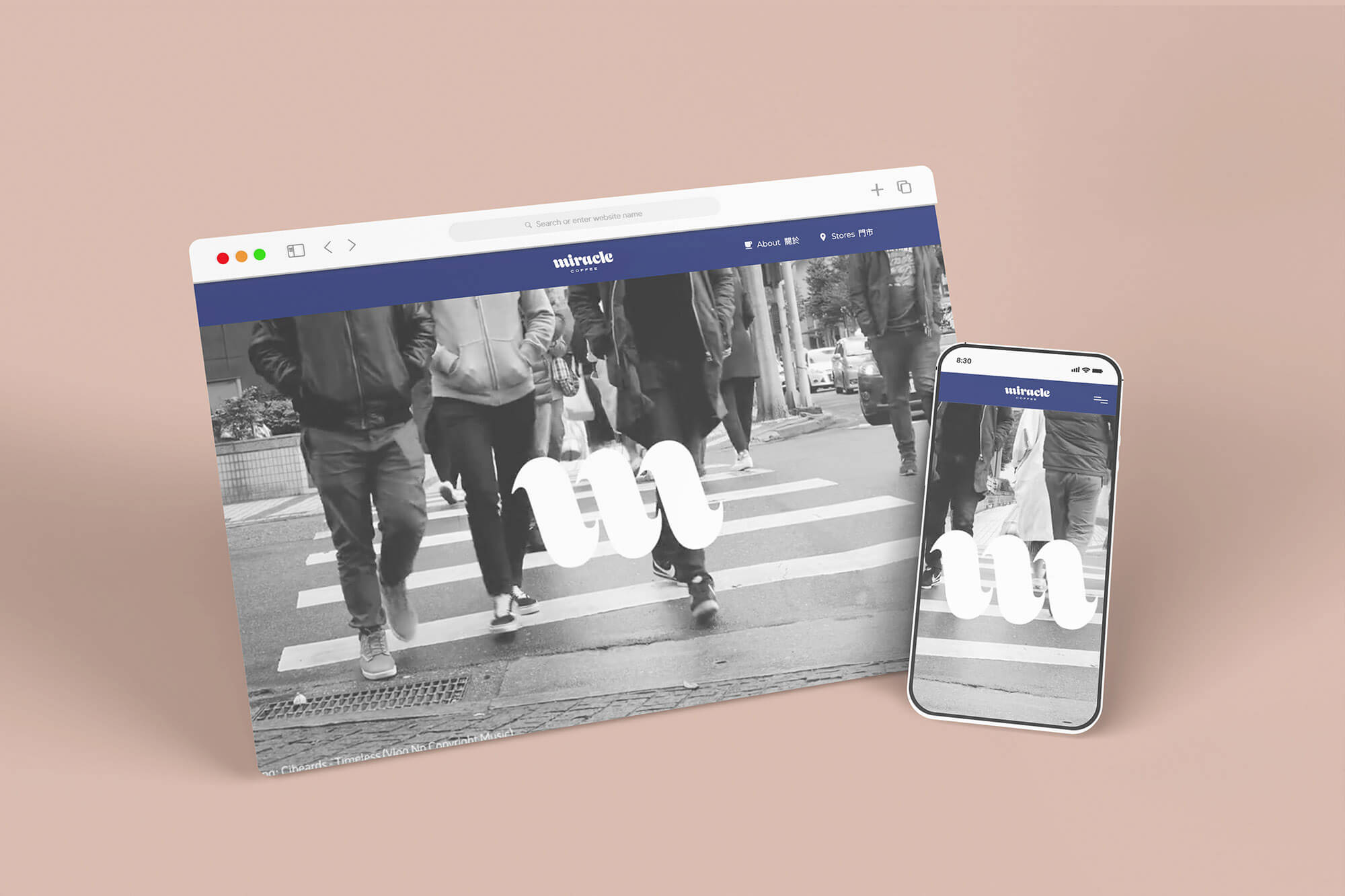 這張圖像展示了Miracle Coffee品牌的桌機和手機網站頁面。頁面上展示了一群行人在過馬路的黑白照片，照片中央有一個大的品牌識別縮寫標誌「Ｍ」，簡潔而醒目。