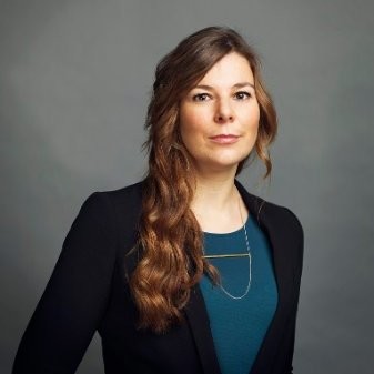woman on focus photography