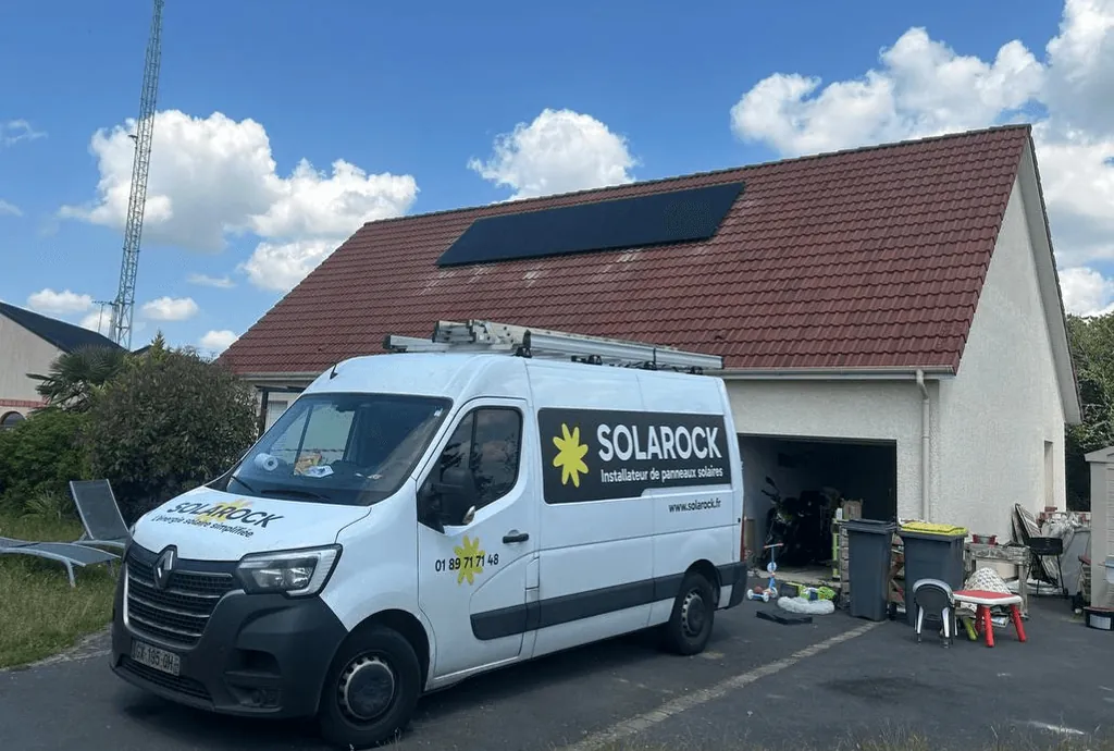 Photo d'une maison à Quillebeuf-sur-Seine en Seine-Maritime équipée de panneaux photovoltaïques dont l'installation a été faite par Solarock.