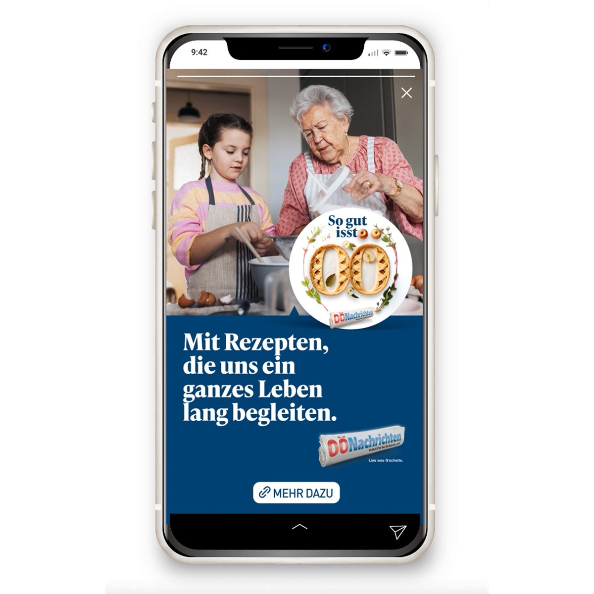 Eine ältere Frau und ein Mädchen backen gemeinsam in der Küche, daneben steht der Text „Mit Rezepten, die uns ein ganzes Leben lang begleiten.