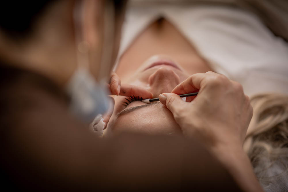 En Beauty salon photography by Kyttn. Lash lift on a customer.