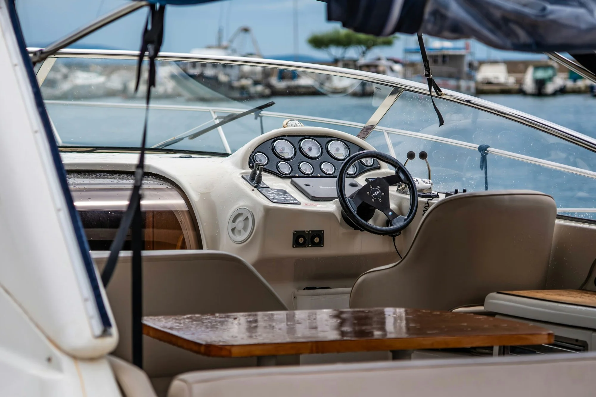 Steuerstand eines Motorboots im Hafen – Bootsversicherung für Motorboote und Yachten