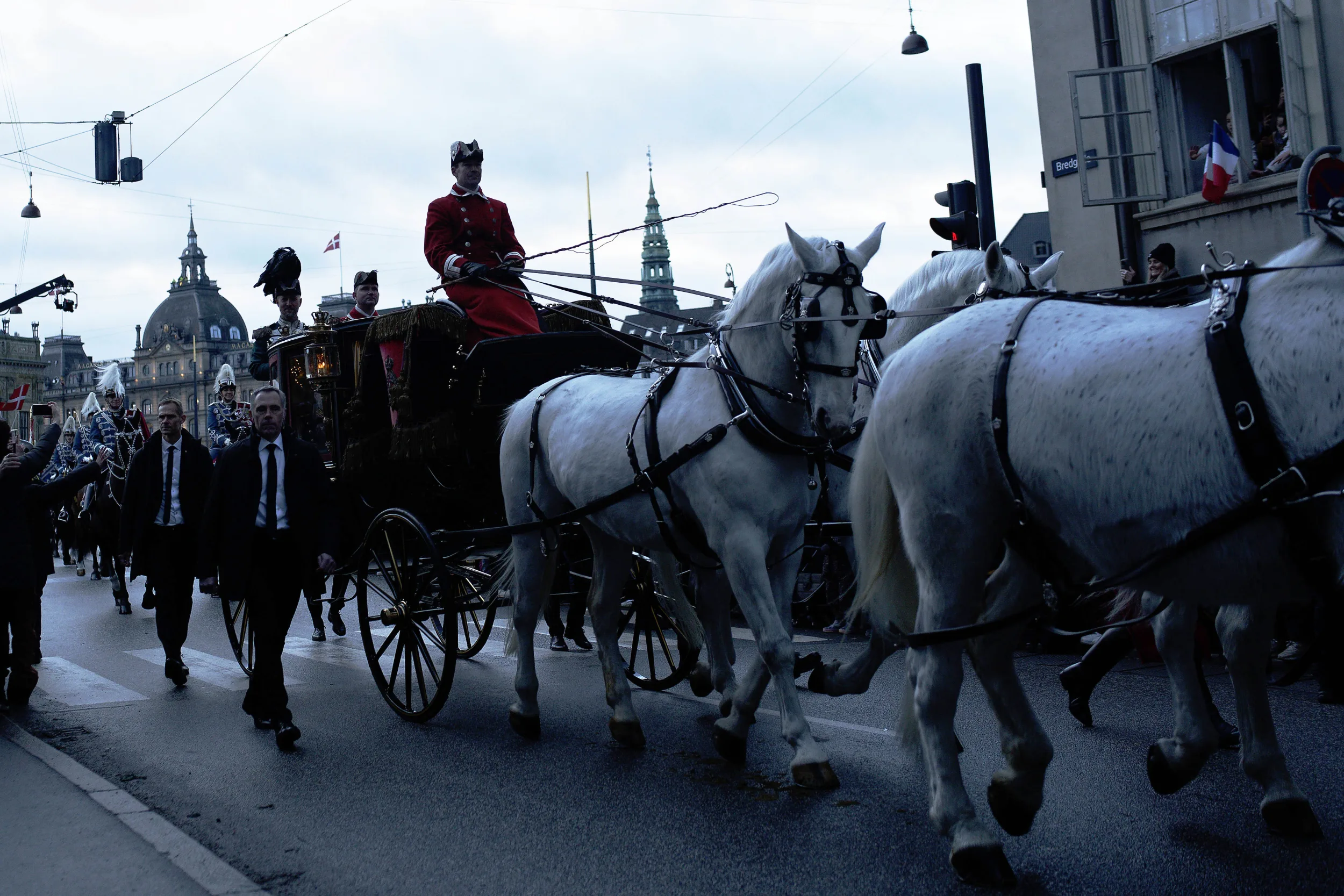 Photographie du couronnement du roi Frederik X à Copenhague devant l'ambassade française
