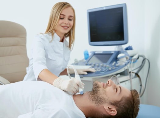 УЗД-діагностика шиї пацієнта