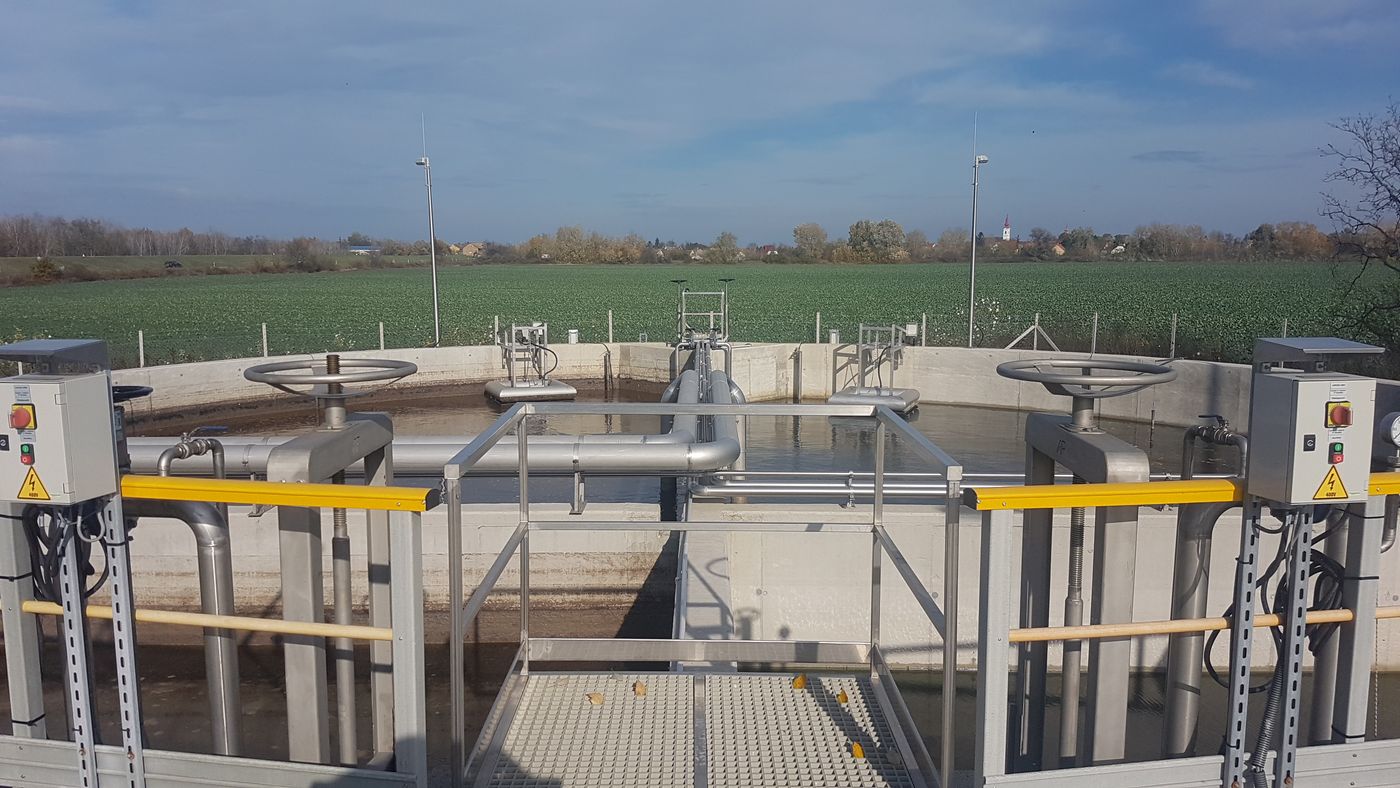 Walkway and control panels over the CYCLATOR basins at the Dunapataj wastewater treatment plant, Hungary