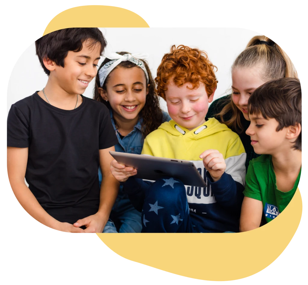 Kinderen kijken samen naar een tablet