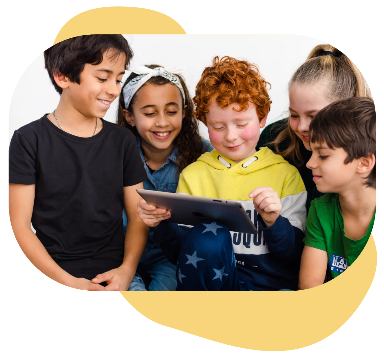 Kinderen kijken samen naar een tablet 