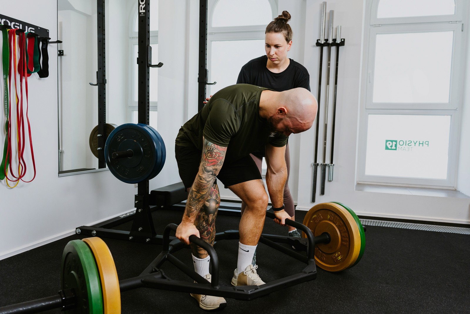 Kreuzheben mit der Trap Bar unter Anleitung einer Physiotherapeutin bei Physioteam19 in Wien 19