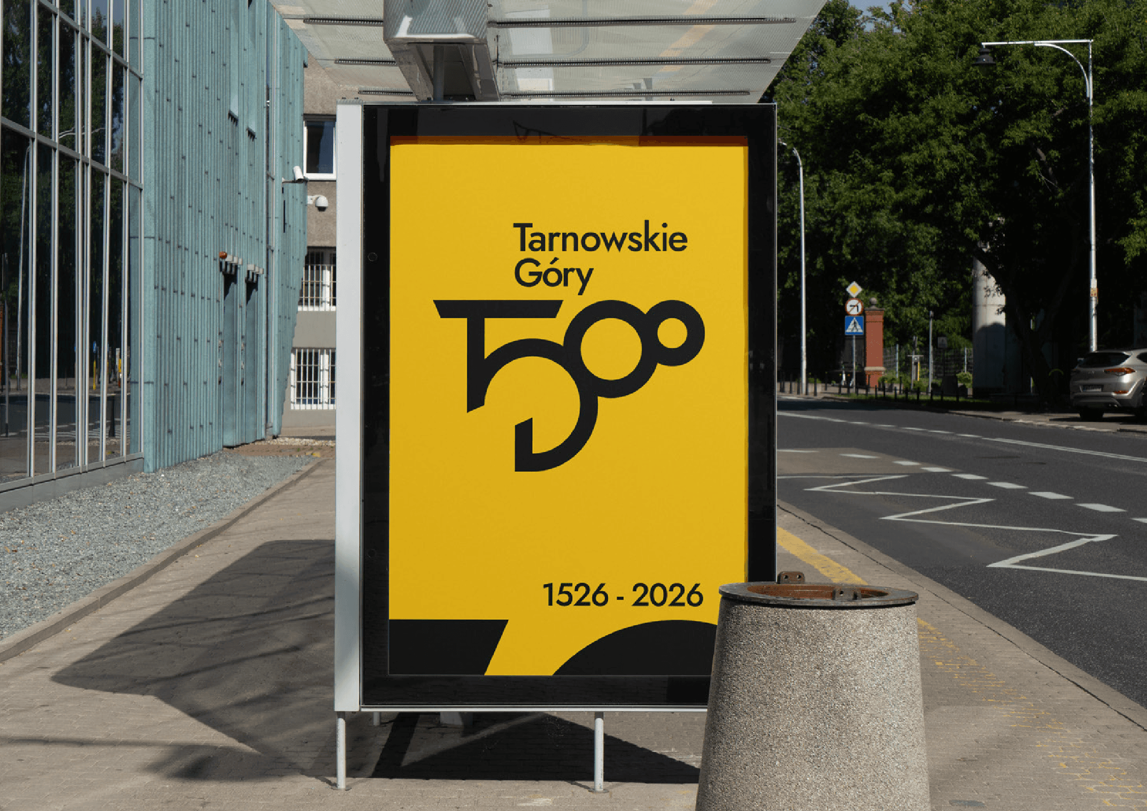 plakat ze znakiem tg500 na przystanku autobusowym