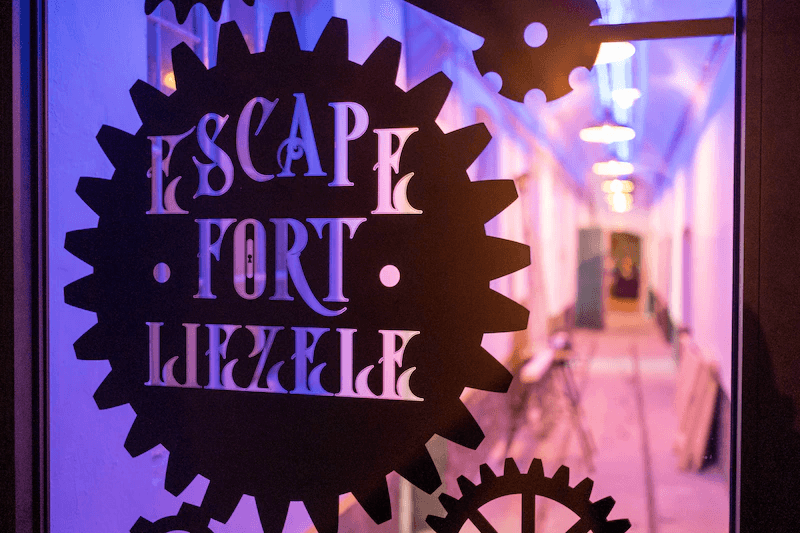 Escape Fort Liezele: mysterieuze deur van de escaperoom met slot en bakstenen fortmuur – spannend startpunt unieke escape room Puurs Antwerpen