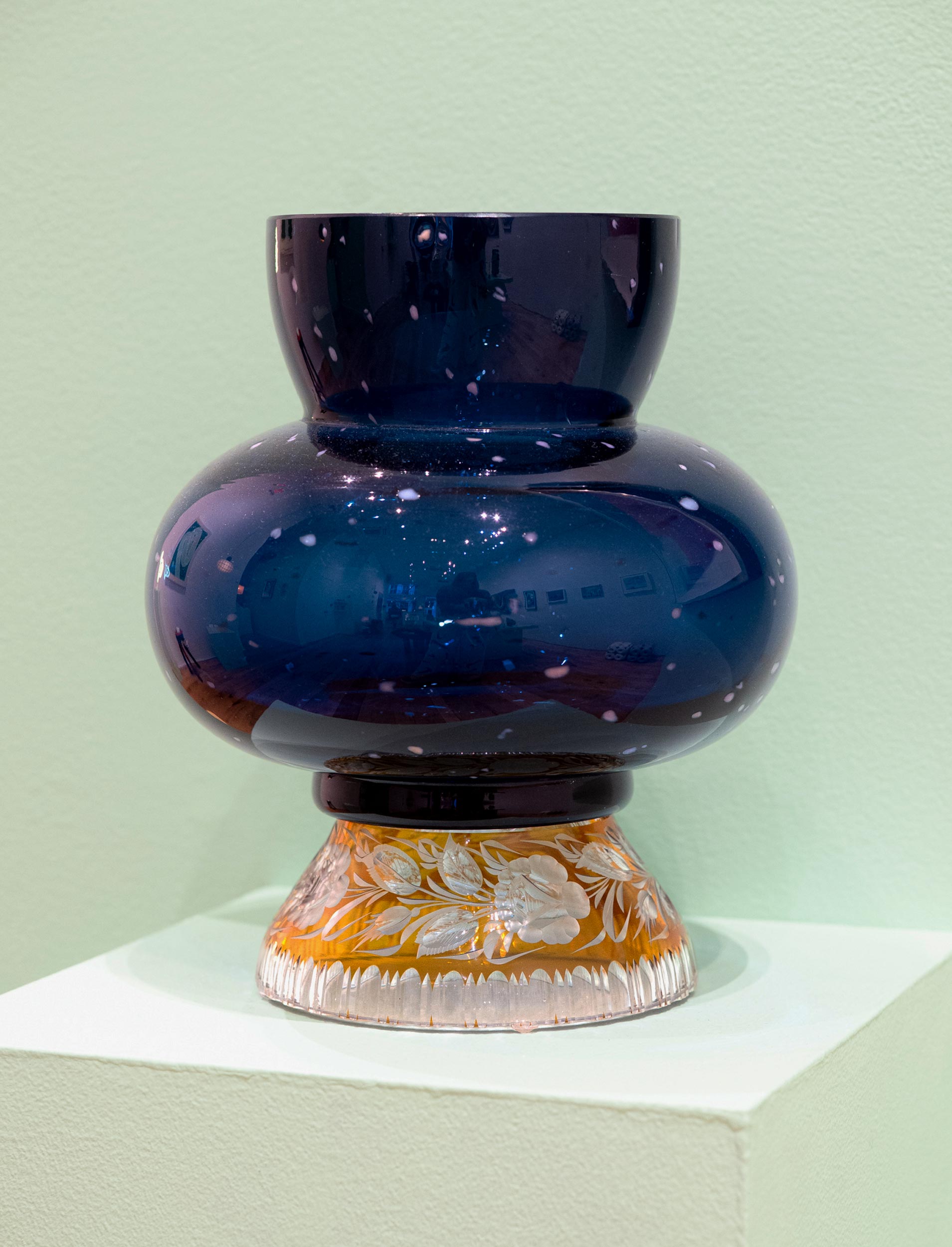 glass-vase-object-at-onni-exhibition—isabel-sullivan-gallery-tribeca-new-york-city-jiri-krejcirik-1