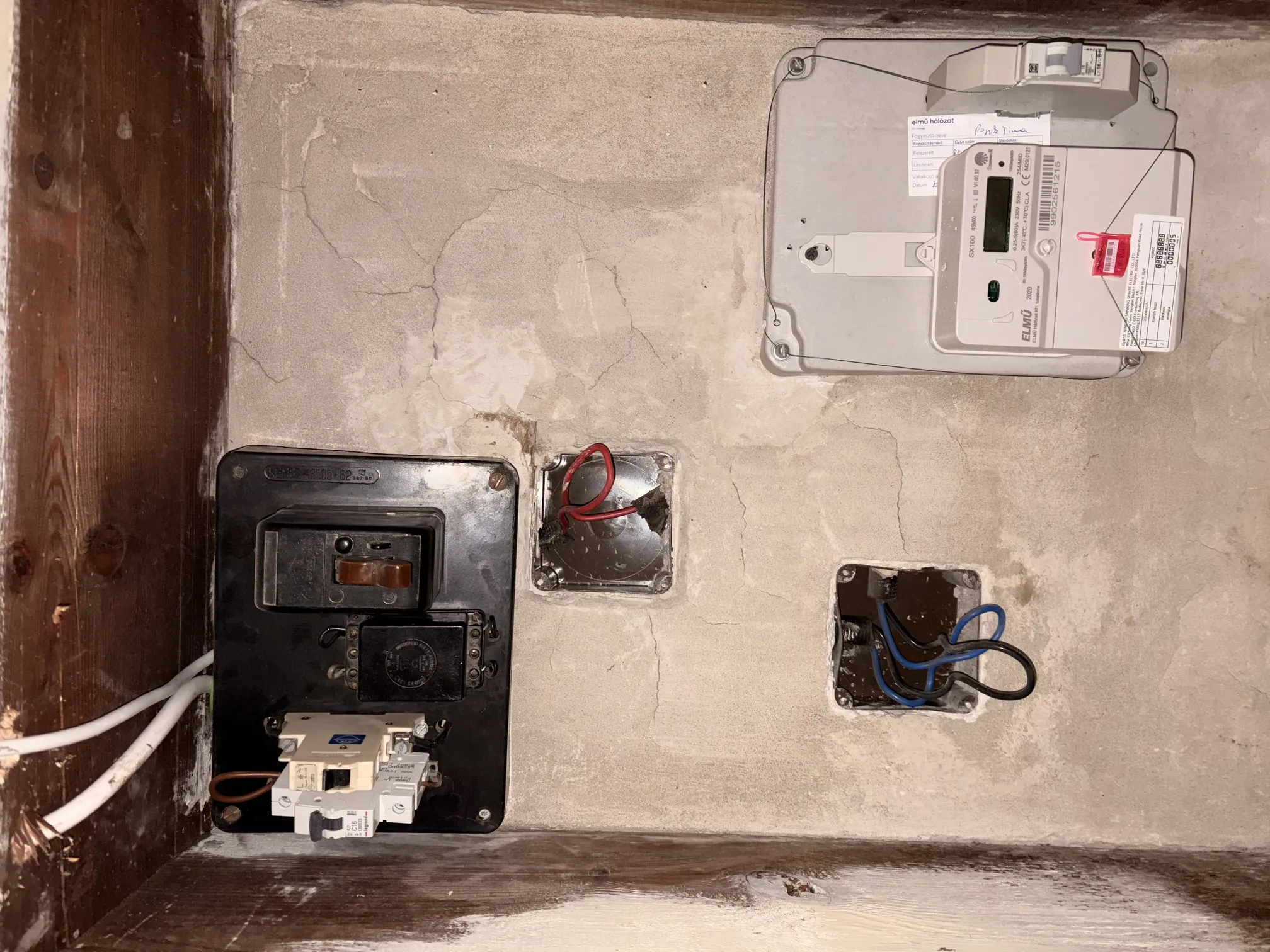 Regi elosztoszekreny nyitott fedellel, szabadon futo kabelek es elavult kismegszakitok javitas elott