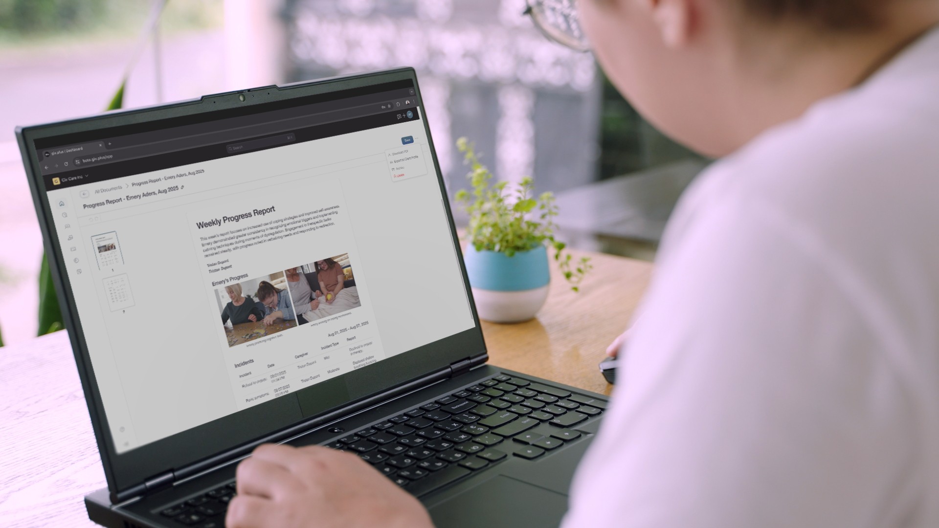 A women using Giv on her laptop.