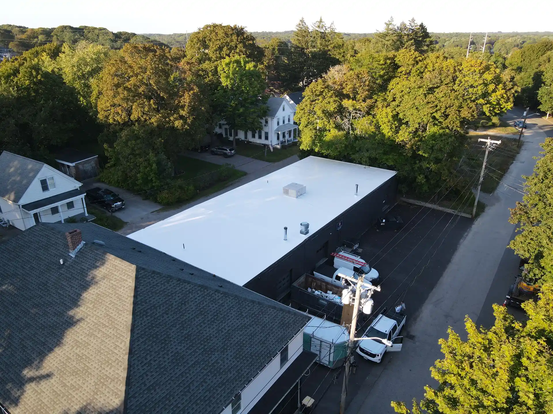Un toit commercial blanc après avoir été enduit de Rub-R-Roof pour l'imperméabiliser et réduire la perte d'énergie.