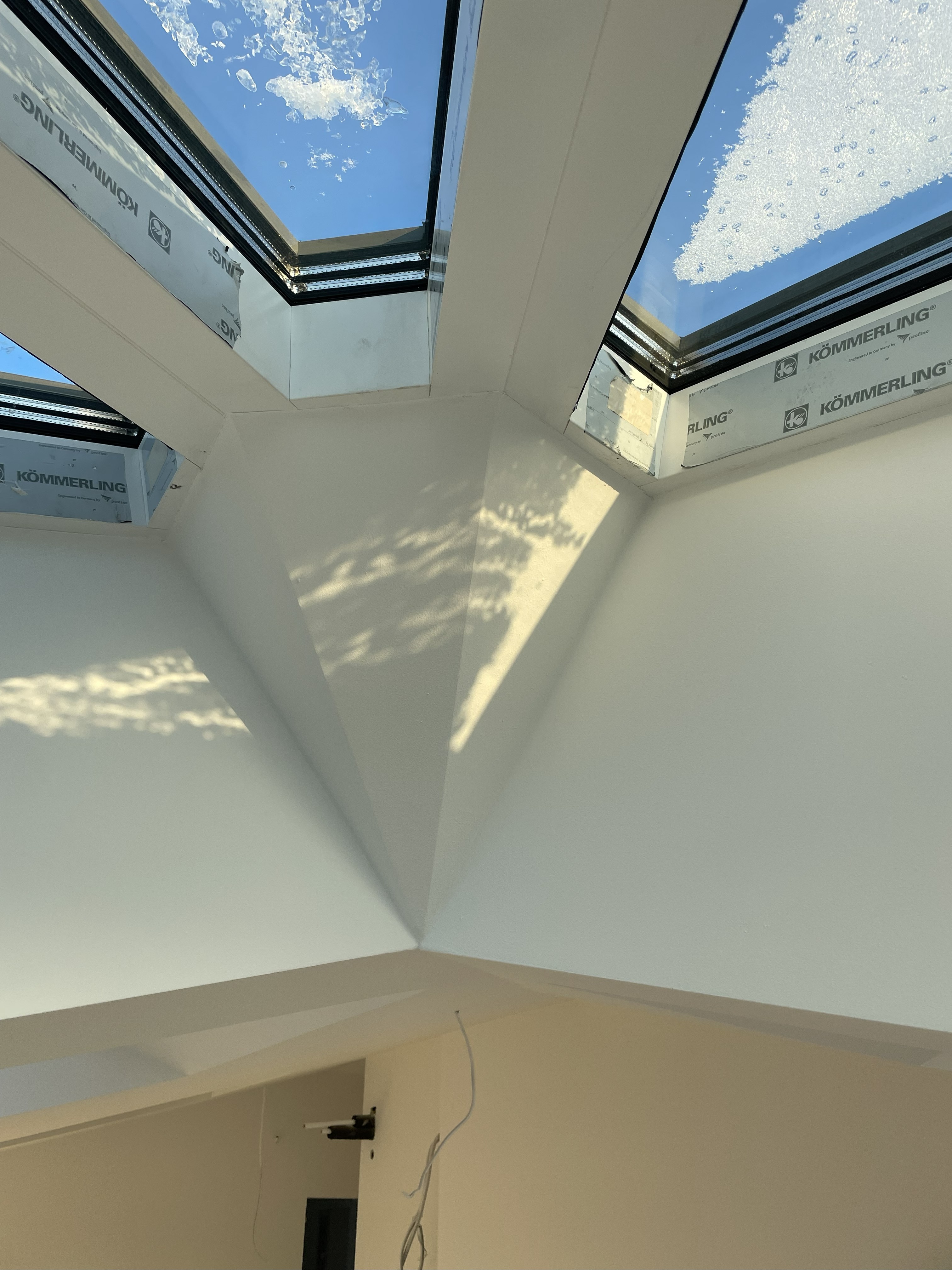 Oberlicht im Dachausbau mit Glasflächen und sauber verarbeiteten Gipskartonübergängen.