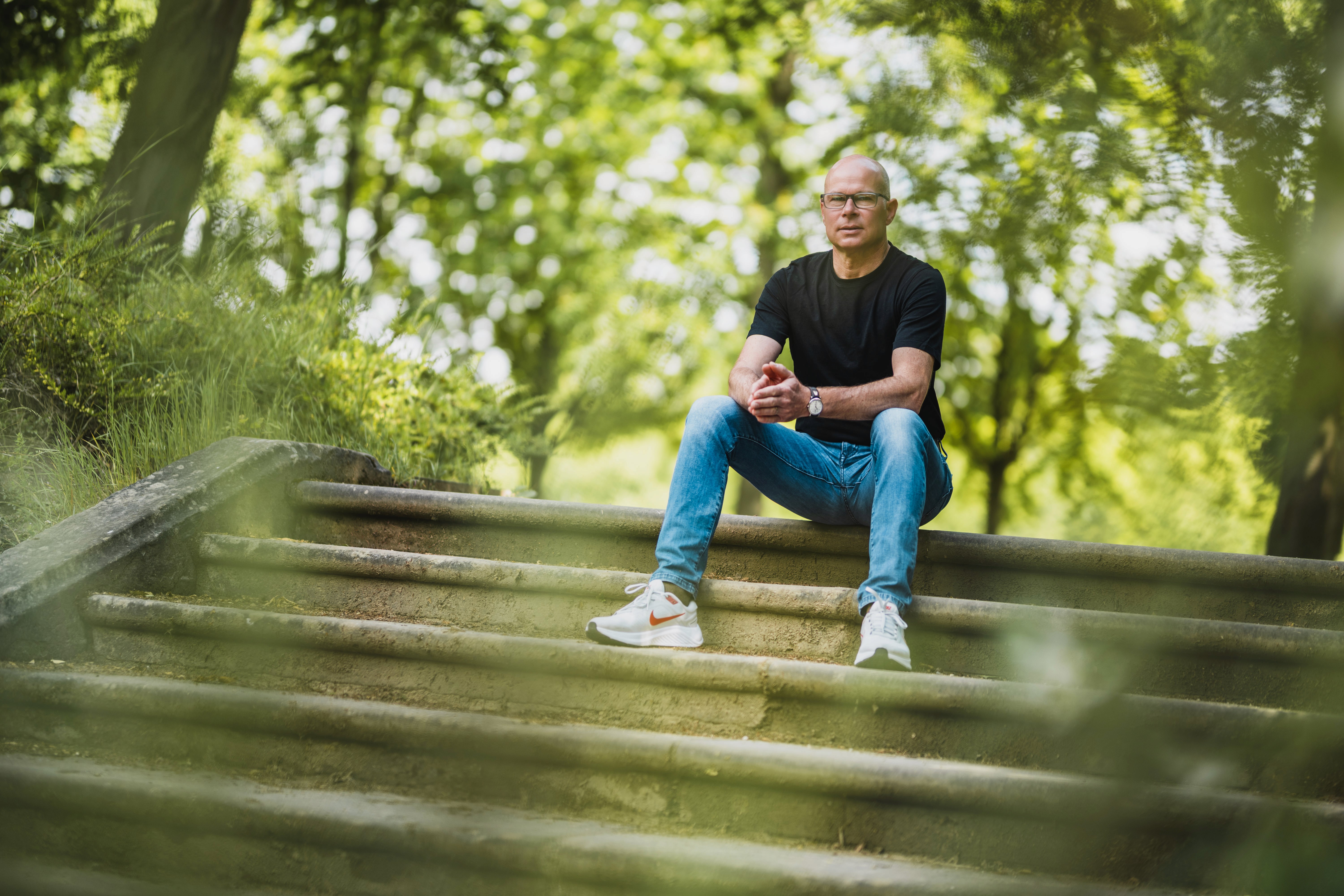 Sven Eichner sitzt auf einer Treppe