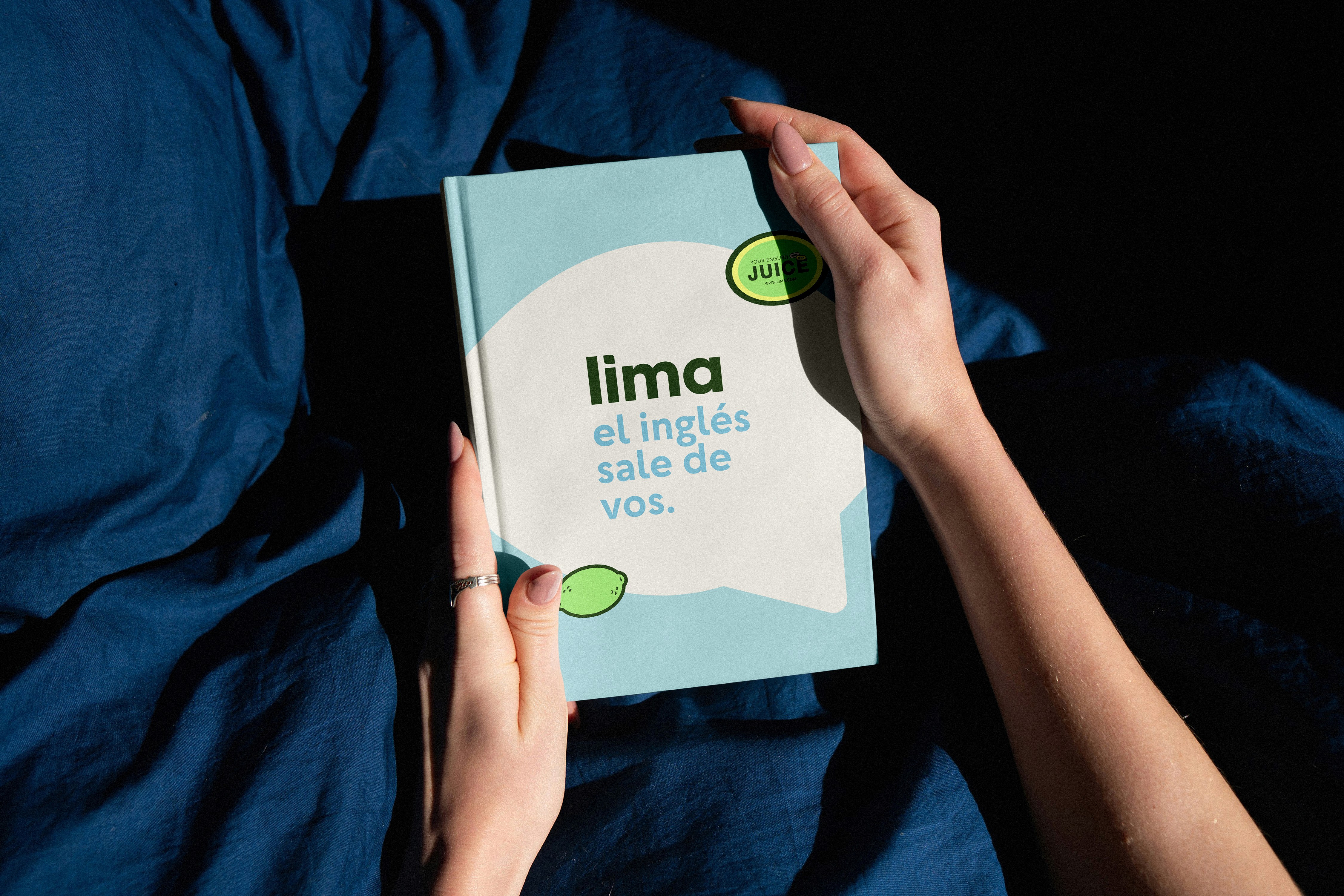 Cuaderno institucional diseñado como aplicación de identidad de marca para academia de inglés en Córdoba.