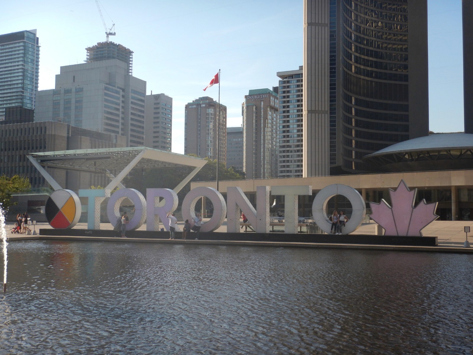 Étudiant profitant d’un parc à Toronto pendant un échange scolaire au Canada, détente et découverte