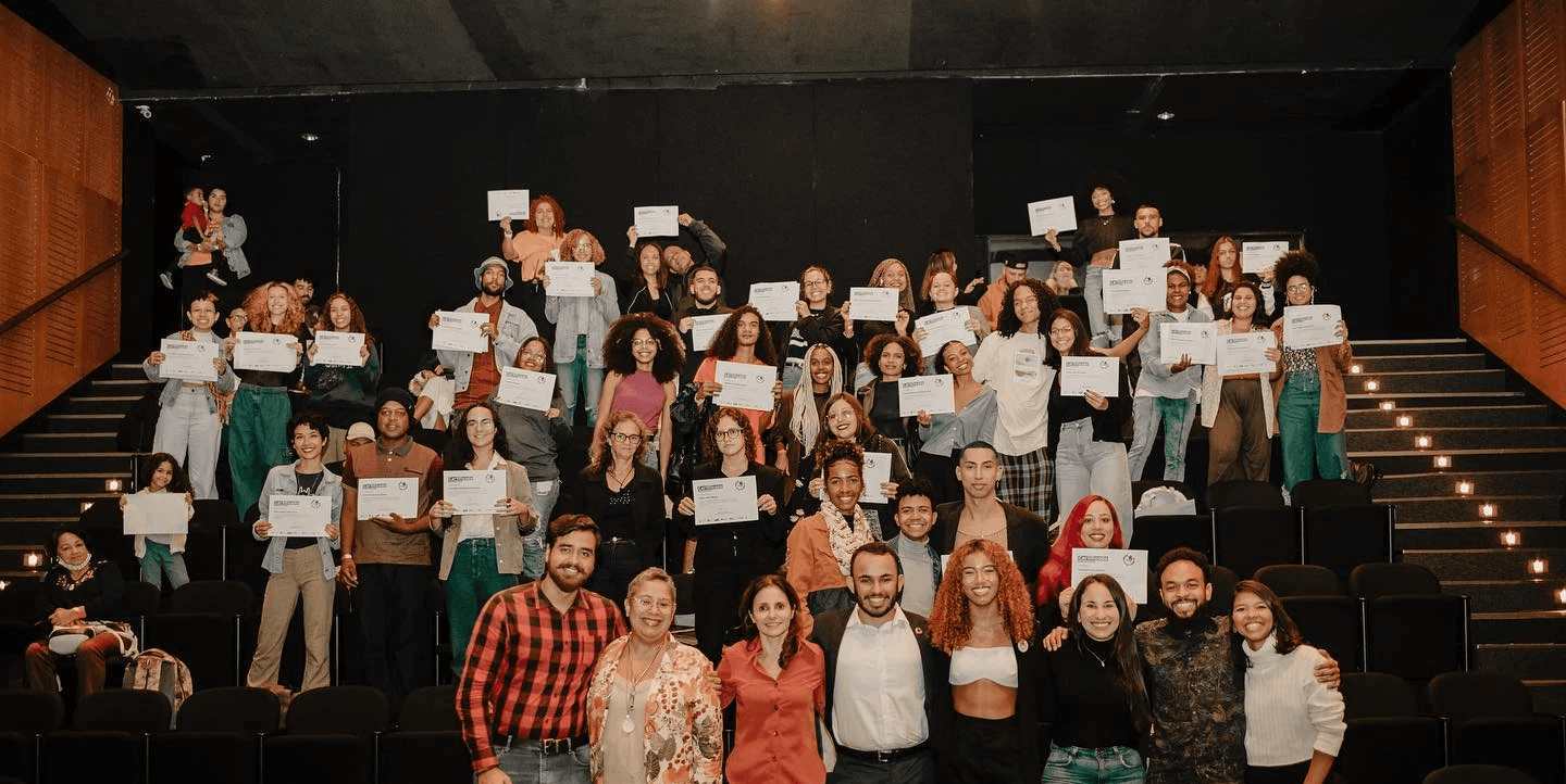 Foto dos alunos do Favela Lab se formando