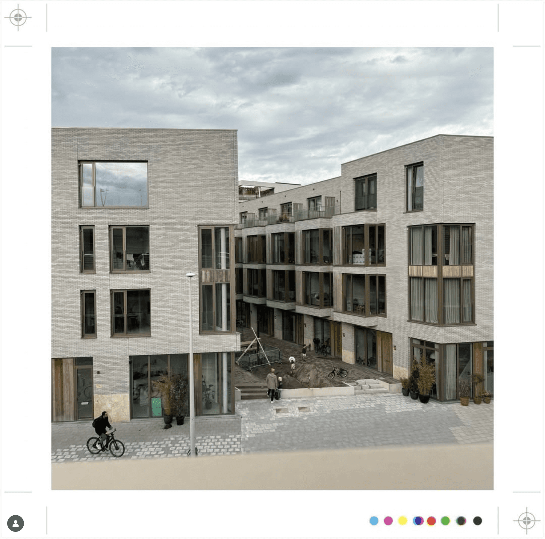 Modern gebouwen in een stedelijke omgeving met een fietser op de voorgrond.