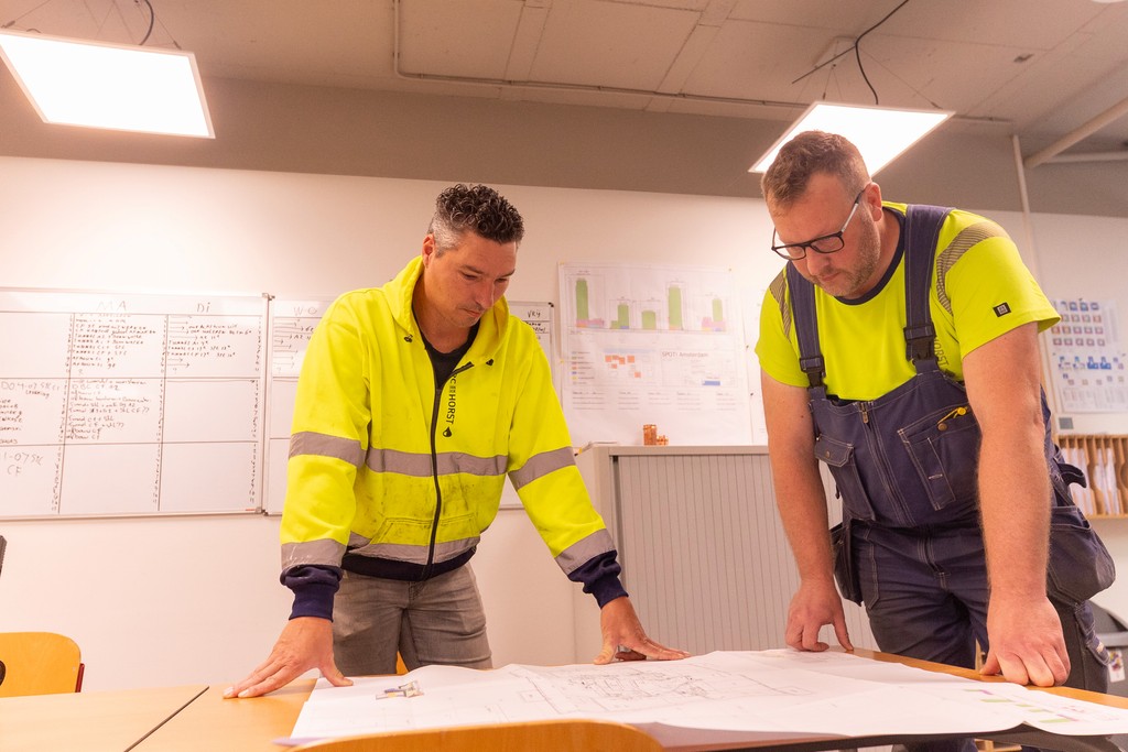 Zelfstandig monteur aan het werk