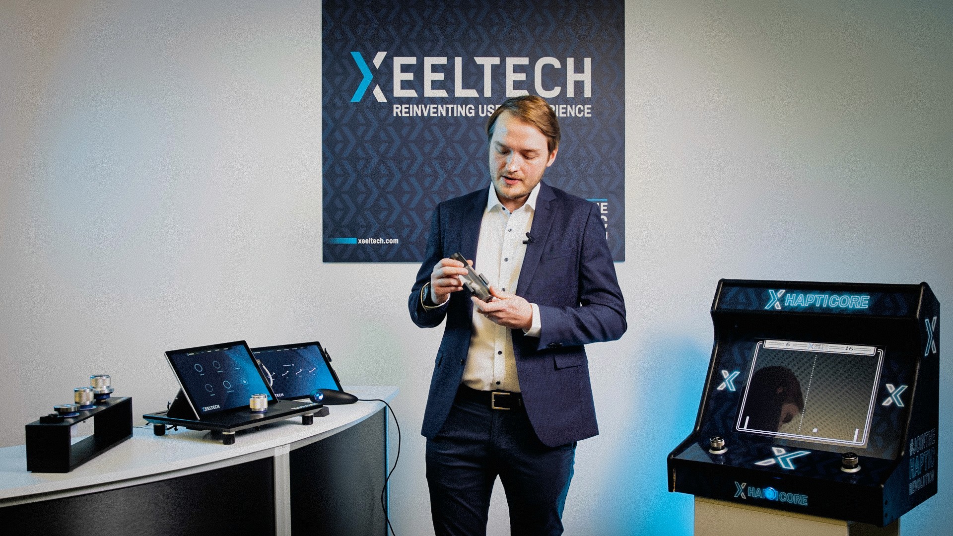 Mann erklärt ein Tech-Gadget