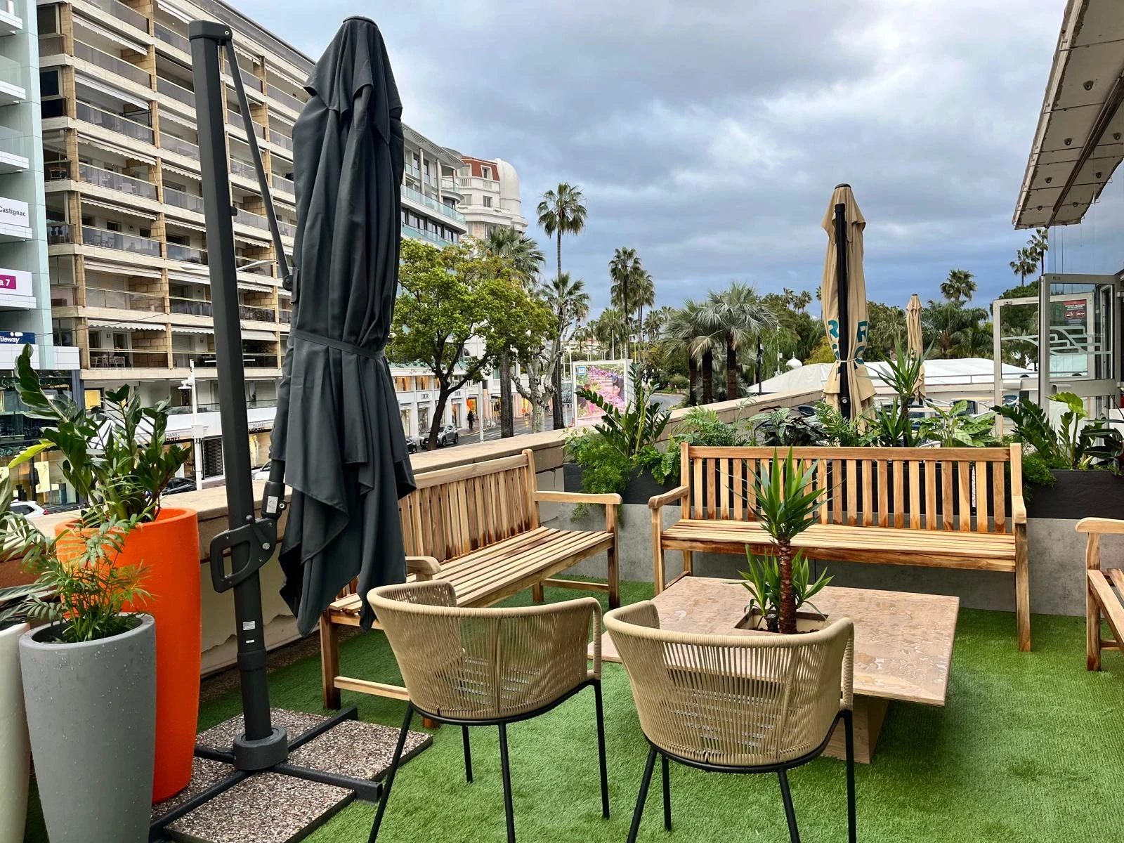 Stand Bouygues Construction & Linkcity conçu et réalisé par Expace au MIPIM Cannes 2026 – espace sur-mesure sur la Croisette avec accueil signature, lounge, écrans projets immobiliers et terrasse végétalisée.