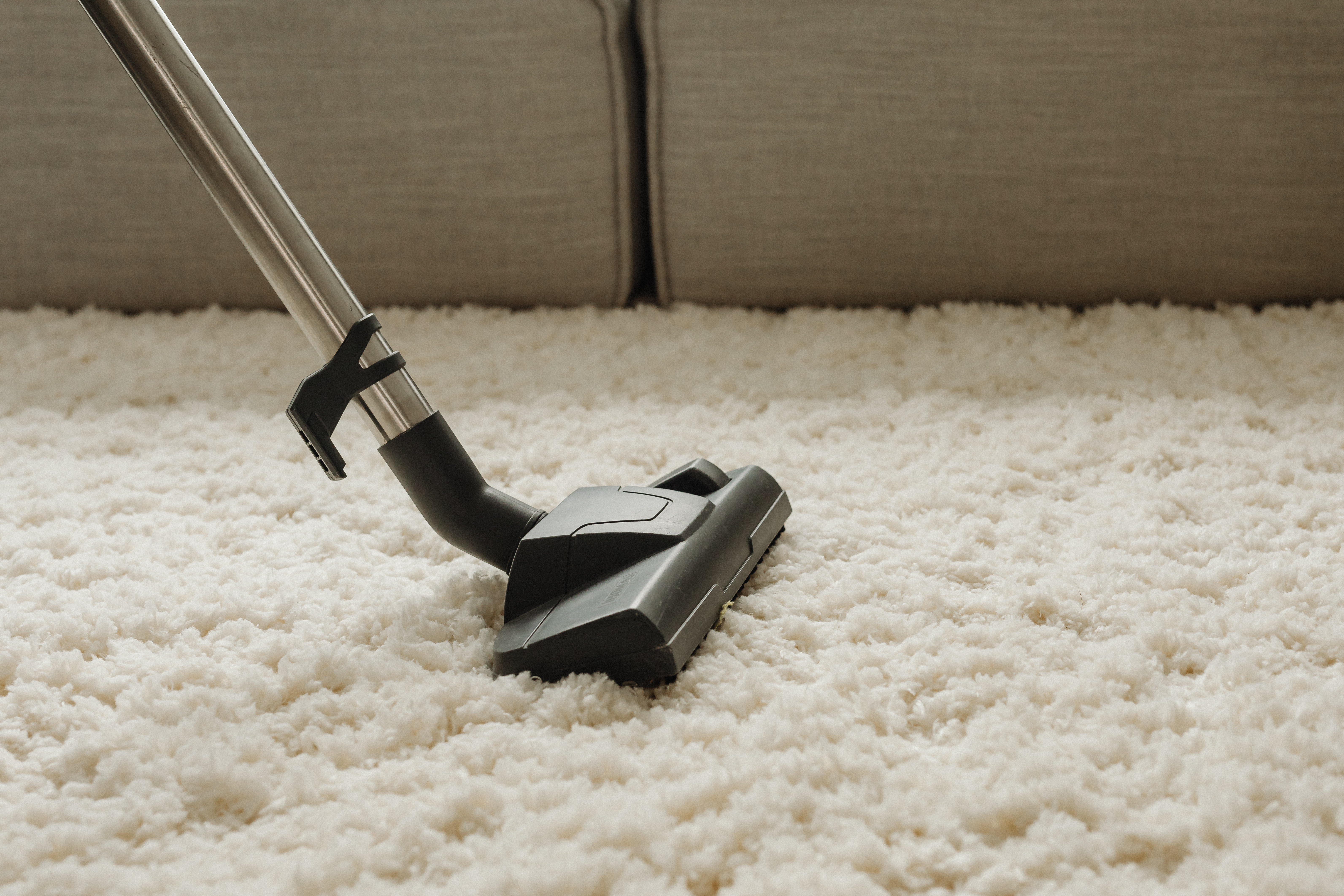 Cleaning a rug with a vacuum cleaner