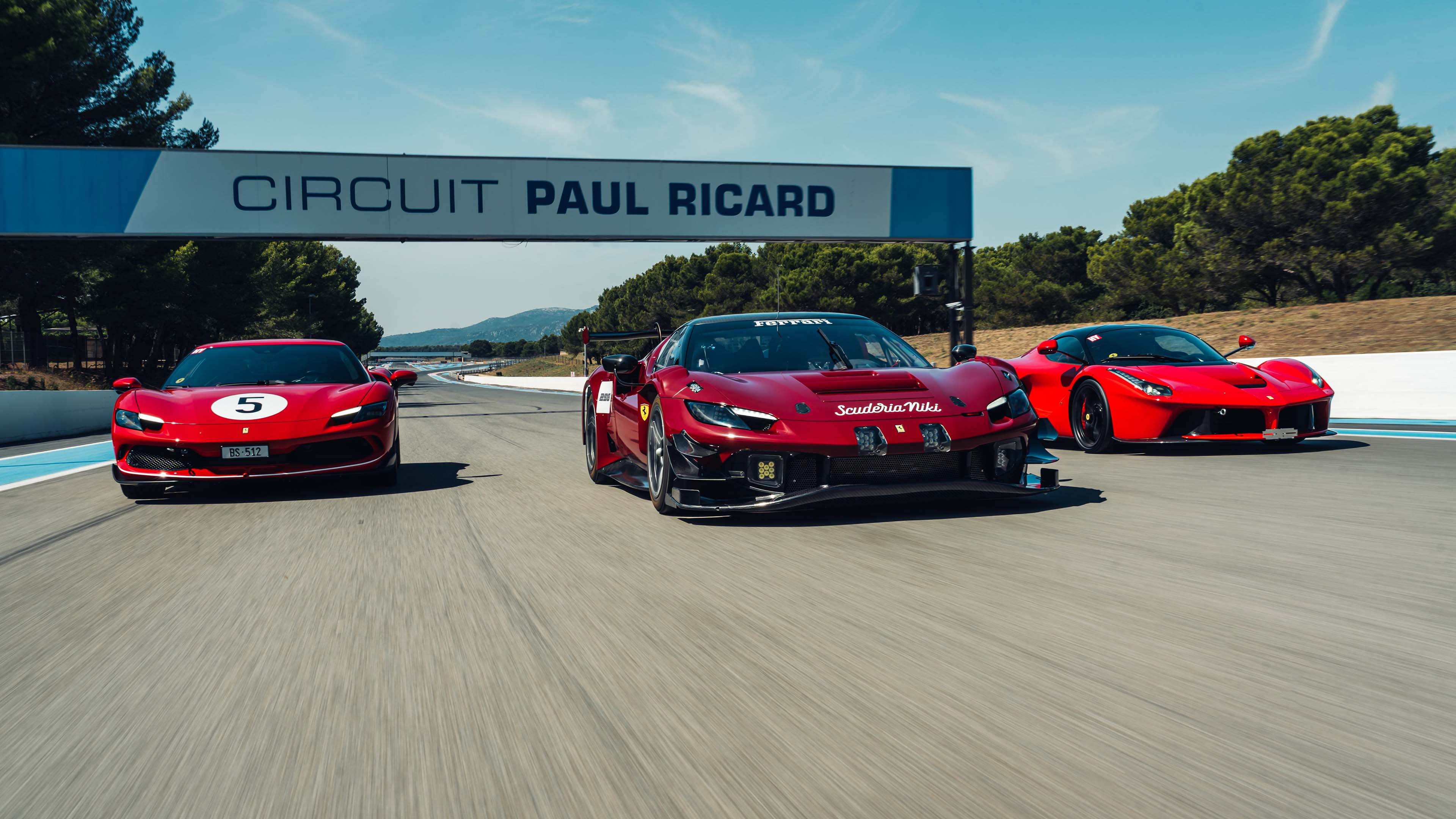 Foto di Ferrari rosse in circuito paul ricard