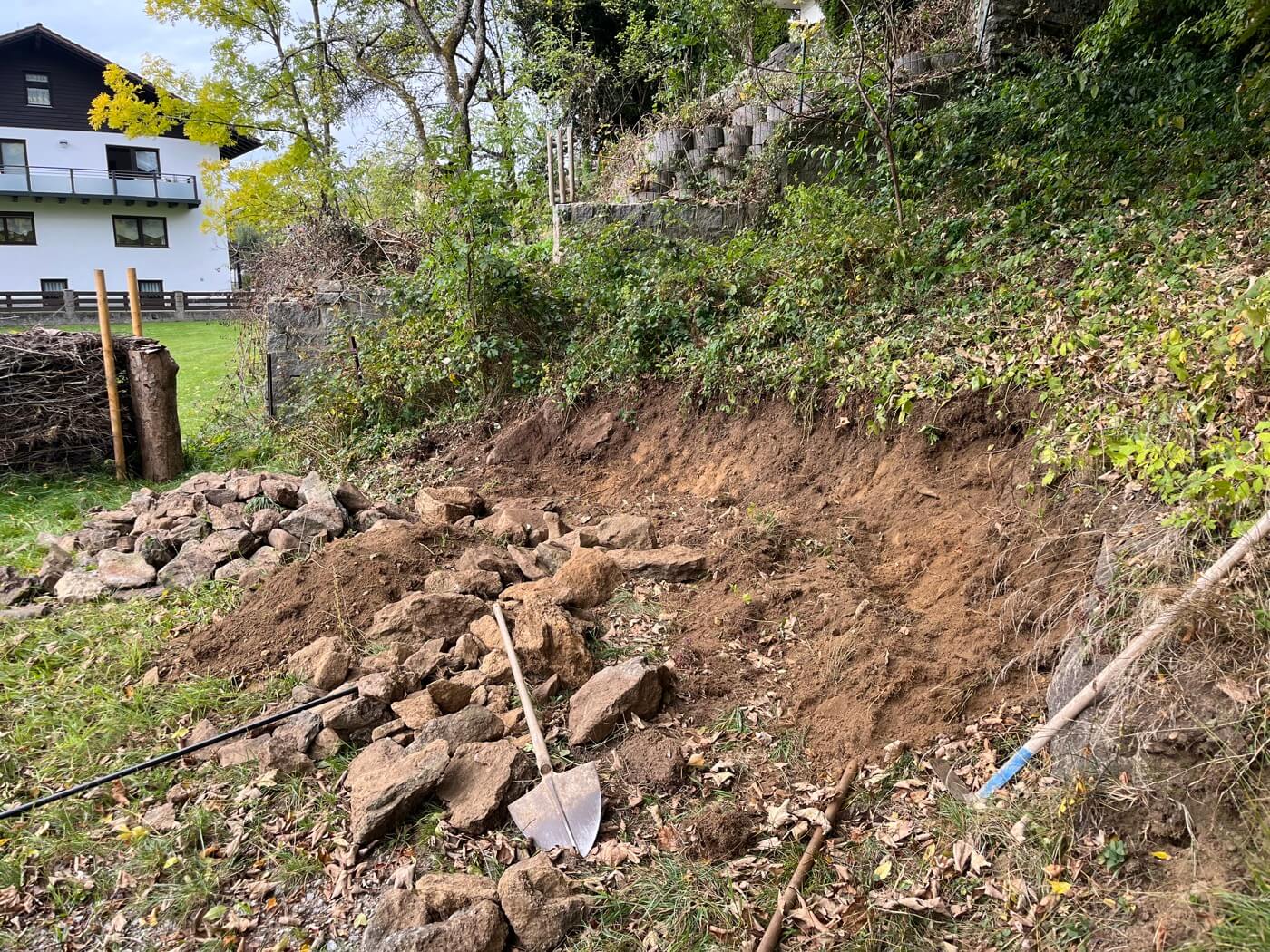 Material einer alten Trockenmauer als Grundlage für den Neubau