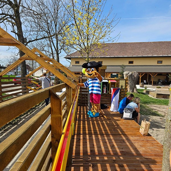 Atrakce Kuličkárna s maskotem Herolandu