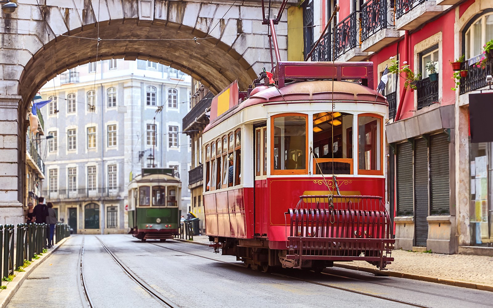 Straßenbahn, die die engen Gassen im Alfama-Viertel, der historischen Altstadt von Lissabon, durchfährt.