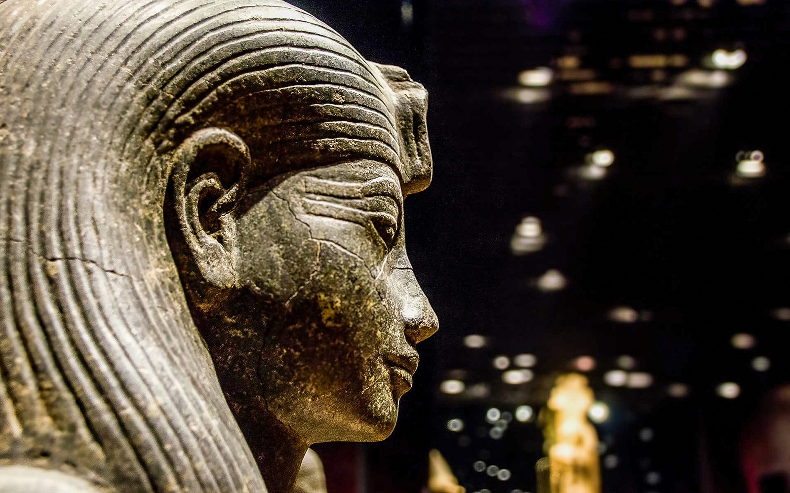 รูปปั้นอียิปต์โบราณในพิพิธภัณฑ์อียิปต์ที่ไคโร ระหว่างทัวร์พร้อมไกด์นำชม