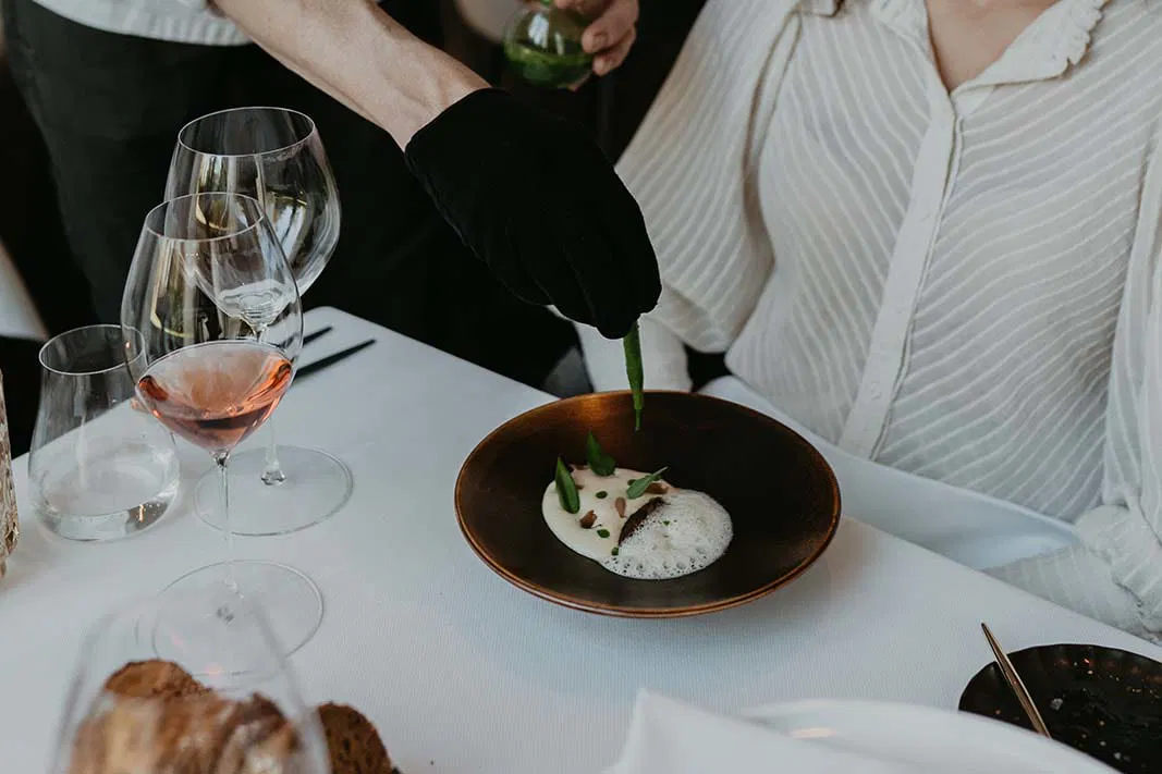 Gang wird am Tisch vollendet, dazu ein Glas Rosé, beim Private Dinner II im Wolfslaar