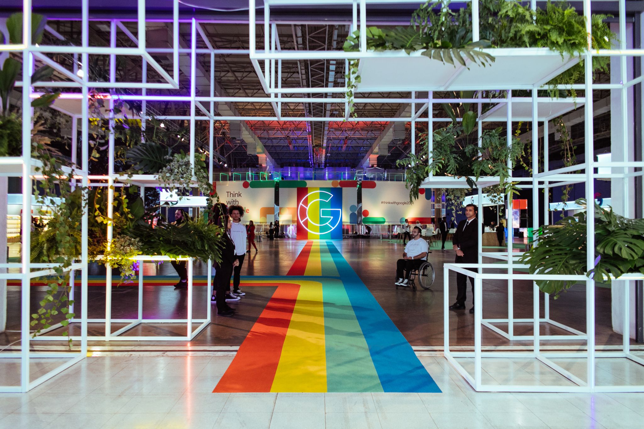 recepcionistas na entrada do evento