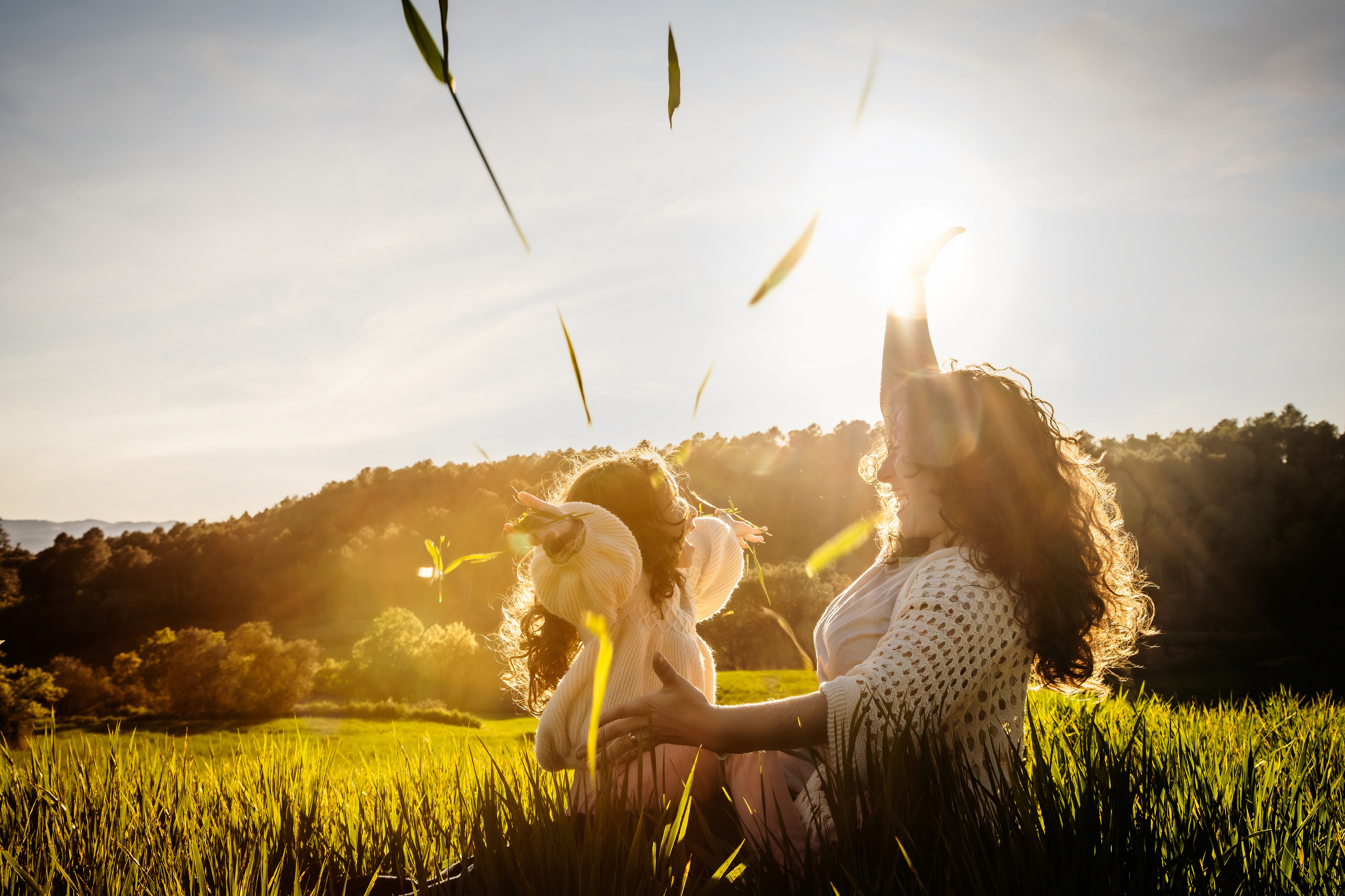 Diana con su hija con las manos al aire