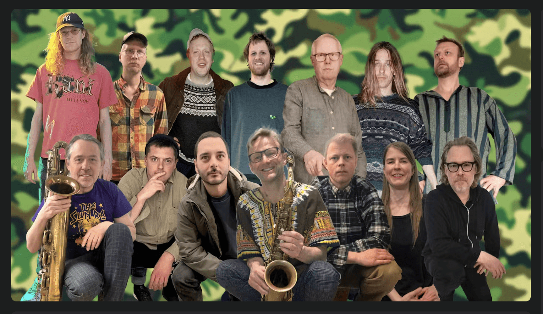 Bleck Money Orchestra spiller på Cafe Bopa. Billedet viser 13 musikere, 2 af dem med blæseinstrumenter